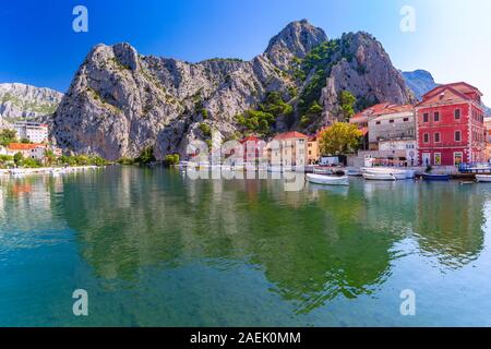 Sonnige wunderschöne Aussicht auf Fluss Cetina, die Berge und die Altstadt in Omis, sehr beliebter Touristenort in Kroatien Stockfoto