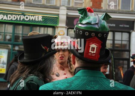 Rochester, Kent, Großbritannien - 8. Dezember 2019: eine Gruppe im Steampunk Kostüm particiapte in der Parade am Rochester High Street gekleidet.. Der Umzug des Festivals die Teilnehmer in viktorianischen Kostümen aus der Dickensian Alter. Die Stadt und die Gegend war die Einstellung vieler von Charles Dickens Romanen und ist die Einstellung zu zwei jährliche Festivals in seiner Ehre. Fotos: David Mbiyu/Alamy leben Nachrichten Stockfoto