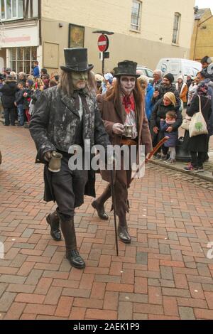 Rochester, Kent, Großbritannien - 8. Dezember 2019: Teilnehmer des Dickensian Festival am Rochester Hohe Straße während der Parade. Hunderte Menschen nahmen an der Dickensian Festival in Rochester. Der Umzug des Festivals die Teilnehmer in viktorianischen Kostümen aus der Dickensian Alter. Die Stadt und die Gegend war die Einstellung vieler von Charles Dickens Romanen und ist die Einstellung zu zwei jährliche Festivals in seiner Ehre. Fotos: David Mbiyu/Alamy leben Nachrichten Stockfoto