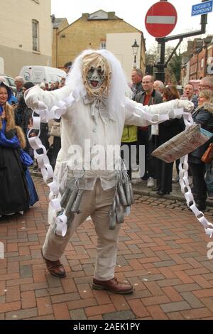 Rochester, Kent, Großbritannien - 8. Dezember 2019: Teilnehmer des Dickensian Festival am Rochester Hohe Straße während der Parade. Hunderte Menschen nahmen an der Dickensian Festival in Rochester. Der Umzug des Festivals die Teilnehmer in viktorianischen Kostümen aus der Dickensian Alter. Die Stadt und die Gegend war die Einstellung vieler von Charles Dickens Romanen und ist die Einstellung zu zwei jährliche Festivals in seiner Ehre. Fotos: David Mbiyu/Alamy leben Nachrichten Stockfoto