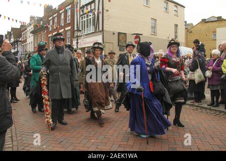 Rochester, Kent, Großbritannien - 8. Dezember 2019: Teilnehmer des Dickensian Festival am Rochester Hohe Straße während der Parade. Hunderte Menschen nahmen an der Dickensian Festival in Rochester. Der Umzug des Festivals die Teilnehmer in viktorianischen Kostümen aus der Dickensian Alter. Die Stadt und die Gegend war die Einstellung vieler von Charles Dickens Romanen und ist die Einstellung zu zwei jährliche Festivals in seiner Ehre. Fotos: David Mbiyu/Alamy leben Nachrichten Stockfoto