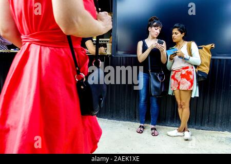 Three Women Manifesto Market Florenc Prague Space für Speisen, Getränke und kulturelle Erlebnisse im Zentrum von Prag Freunde Stockfoto