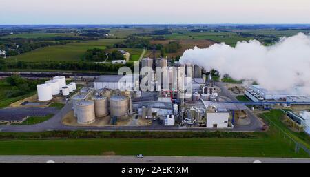 Luftaufnahme von Dachs-zustand Ethanol Pflanze und die umliegende Landschaft. Es produziert ein erneuerbare Energien Kraftstoff Ethanol aus Mais in Monroe, Wisconsin, USA. Stockfoto