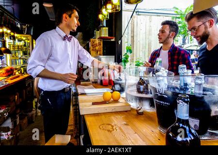 Drei Männer in der Bar Manifesto Market Florenc Prag Bar Platz für Essen, Trinken und kulturelle Erlebnisse im Stadtzentrum Prag City Life junge Freunde trinken Stockfoto