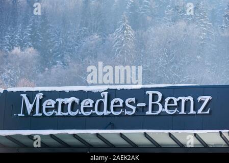 Mercedes Benz Auto Marke Logo auf dealership Showroom mit Schnee bedeckt. Haus im Ennstal, Steiermark, Österreich Stockfoto