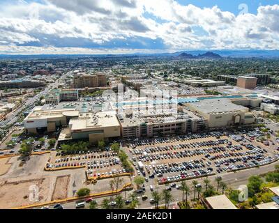 Luftaufnahme von Mega Shopping Mall in Scottsdale, Arizona Wüste Stadt im Osten der Hauptstadt Phoenix. Die Innenstadt von Old Town Scottsdale. Phoneix, USA November 25th, 2019 Stockfoto