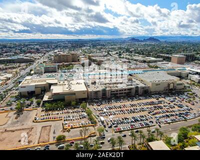 Luftaufnahme von Mega Shopping Mall in Scottsdale, Arizona Wüste Stadt im Osten der Hauptstadt Phoenix. Die Innenstadt von Old Town Scottsdale. Phoneix, USA November 25th, 2019 Stockfoto