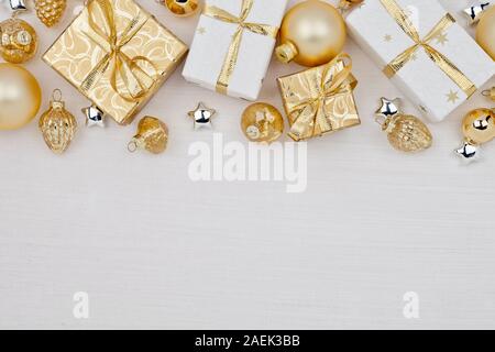 Weihnachten Geschenk Boxen mit Weihnachtskugeln auf weißem Hintergrund Stockfoto