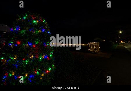 East Lothian, Schottland, Vereinigtes Königreich, 9. Dezember 2019. Die einheimischen schmücken ihre Häuser mit einer Vielzahl von Lichter und weihnachtliche Dekorationen. Ein Haus in Longniddry mit Weihnachtsschmuck in der Nacht Stockfoto