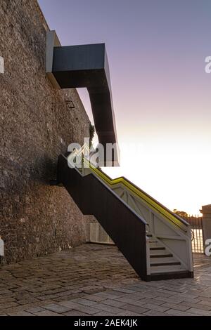 Kleine metall Treppe an der südwestlichen Küste Weg an die Royal William Yard bei Sonnenuntergang Stockfoto
