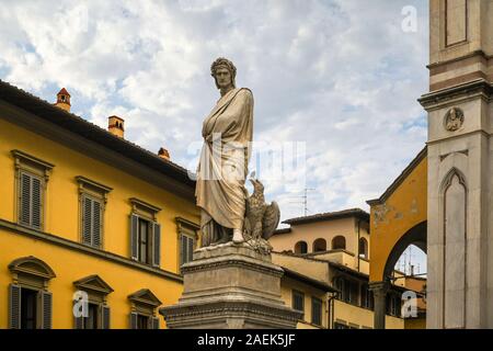 Das Denkmal zu Dante Alighieri, eine weiße Marmorstatue im Santa Croce Square im historischen Zentrum von Florenz, Toskana, Italien Stockfoto