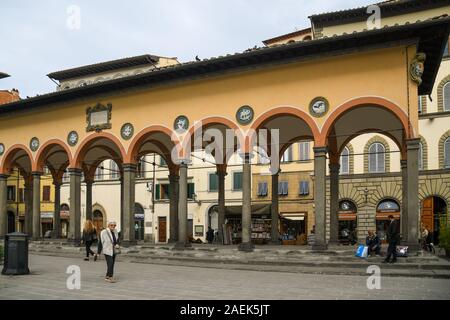 Loggia del Pesce in Piazza dei Ciompi Platz im historischen Zentrum von Florenz, Weltkulturerbe der UNESCO, mit Menschen und Touristen, Toskana, Italien Stockfoto