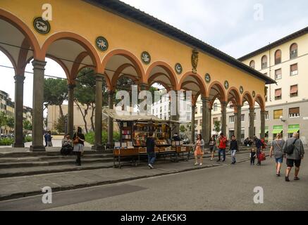 Loggia del Pesce in Piazza dei Ciompi Platz im historischen Zentrum von Florenz, Weltkulturerbe der UNESCO, mit einem alten Bücher stehen, Toskana, Italien Stockfoto