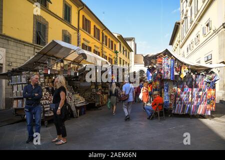 Blick auf den San Lorenzo Markt mit Ständen Lederwaren, Seidenkrawatten und Souvenirs im historischen Zentrum von Florenz, Toskana, Italien Stockfoto