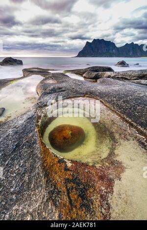 Der Drache Auge geformt Rock bei Uttakleiv Strand, Lofoten, der norwegischen Arktis. Lange Belichtung. Stockfoto