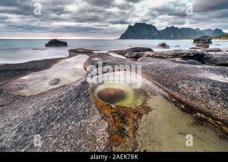 Der Drache Auge geformt Rock bei Uttakleiv Strand, Lofoten, der norwegischen Arktis. Lange Belichtung. Stockfoto