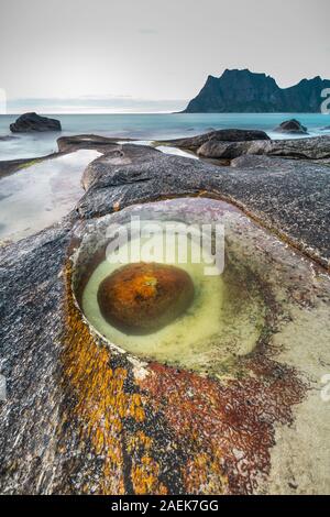 Der Drache Auge geformt Rock bei Uttakleiv Strand, Lofoten, der norwegischen Arktis. Lange Belichtung. Stockfoto