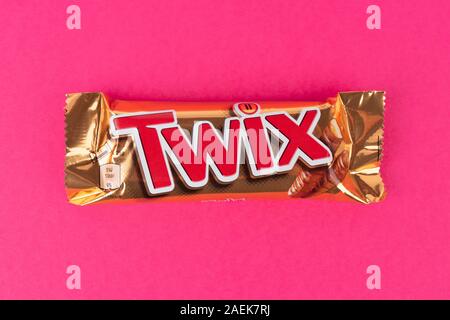 Ein twix Schokoriegel Schuß auf einem rosa Hintergrund. Stockfoto