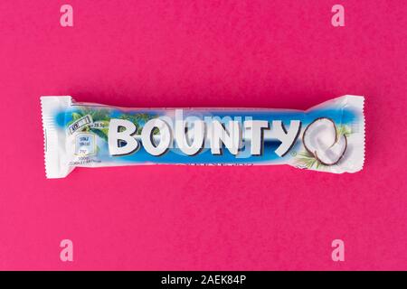 Ein Bounty Schokolade Schuß auf einem rosa Hintergrund. Stockfoto