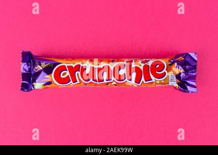 Ein Crunchie Schokolade Schuß auf einem rosa Hintergrund. Stockfoto