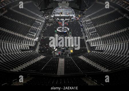 Arbeiter demontieren die Bühne nach einem Konzert von Michael Bublé Die T-Mobile Arena in Las Vegas im März 2019 Stockfoto