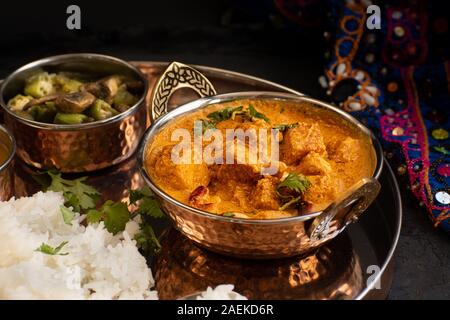 Indischen Paneer Tikka Masala und Reis serviert auf Kupfer Platte Stockfoto