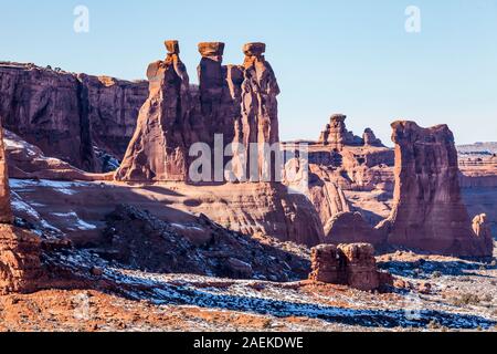 Die drei Klatschbasen Felsformation und Schafe Felsformation im Dezember, Arches National Park, Utah. Stockfoto