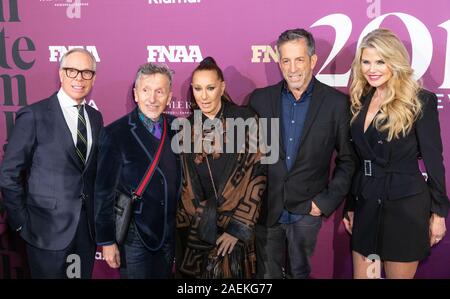 NEW YORK, NY - Dezember 03: Tommy Hilfiger, Simon Doonan, Donna Karan, Kenneth Cole und Christie Brinkley die 2019 FN Achievement Awards auf der IAC teilnehmen Stockfoto