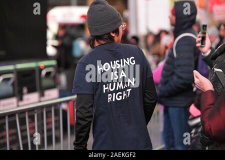 NEW YORK, NY - Dezember 07: Fundraising Teilnehmer besuchen die Nacht während der Welt Big Sleep Out am Times Square am Dezember 07, 2019 in Neue Stockfoto