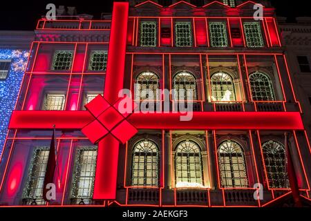 London, UK, 9. Dezember 2019: Die festliche Äußere des Cartier Store während Weihnachten, auf New Bond Street in London, UK. Stockfoto