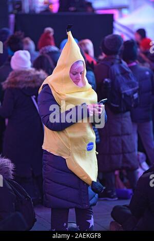 NEW YORK, NY - Dezember 07: Fundraising Teilnehmer besuchen die Nacht während der Welt Big Sleep Out am Times Square am Dezember 07, 2019 in Neue Stockfoto