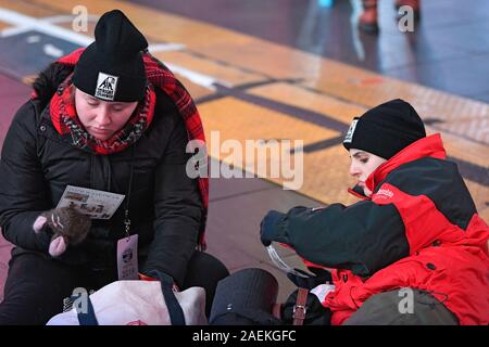 NEW YORK, NY - Dezember 07: Fundraising Teilnehmer besuchen die Nacht während der Welt Big Sleep Out am Times Square am Dezember 07, 2019 in Neue Stockfoto