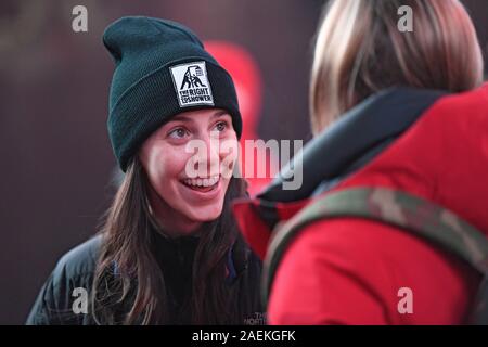 NEW YORK, NY - Dezember 07: Fundraising Teilnehmer besuchen die Nacht während der Welt Big Sleep Out am Times Square am Dezember 07, 2019 in Neue Stockfoto