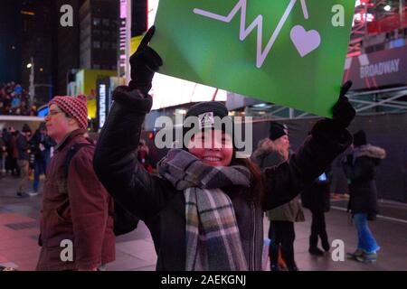 NEW YORK, NY - Dezember 07: Fundraising Teilnehmer besuchen die Nacht während der Welt Big Sleep Out am Times Square am Dezember 07, 2019 in Neue Stockfoto