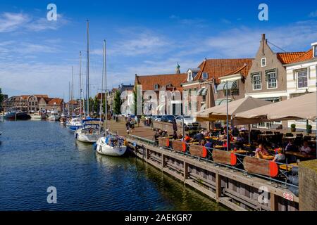 Street Cafe am alten Hafen, Oude Haven, Enkhuizen, Nordholland, Friesland, Holland, Niederlande Stockfoto