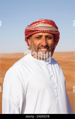 Porträt, Beduinen in der traditionellen Kopfbedeckungen, sandige Wüste Rimal Wahiba Sands, Oman Stockfoto