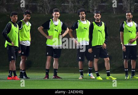 Doha, Dez. 9. 11 Dez, 2019. Spieler der Al-Sadd Sports Club nehmen Sie an einer Schulung bei Jassim Bin Hamad Stadion in Doha, der Hauptstadt von Katar, am Dez. 9, 2019. Al-Sadd SC Hienghene Sport Gesicht in Ihre FIFA Club Weltmeisterschaft Katar 2019 erste Runde am Dez. 11, 2019. Credit: Nikku/Xinhua/Alamy leben Nachrichten Stockfoto