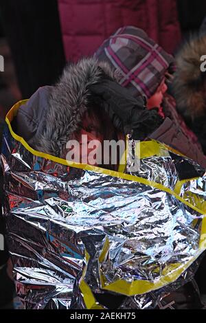 NEW YORK, NY - Dezember 07: Fundraising Teilnehmer besuchen die Nacht während der Welt Big Sleep Out am Times Square am Dezember 07, 2019 in Neue Stockfoto