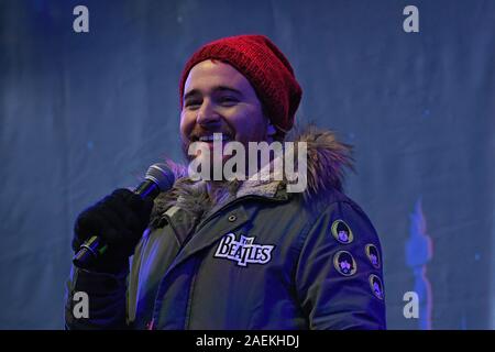 NEW YORK, NY - 07 Dezember: Josh Littlejohn spricht auf der Bühne während der Welt Big Sleep Out am Times Square am Dezember 07, 2019 in New York City Stockfoto