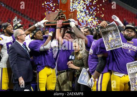 Atlanta, GA, USA. 07 Dez, 2019. LSU Head Coach ED Orgeron feiert auf der Bühne nach dem Gewinn der sek Meisterschaft über die Georgia Bulldogs bei der Mercedes Benz Stadion in Atlanta, GA. Jonathan Mailhes/CSM/Alamy leben Nachrichten Stockfoto