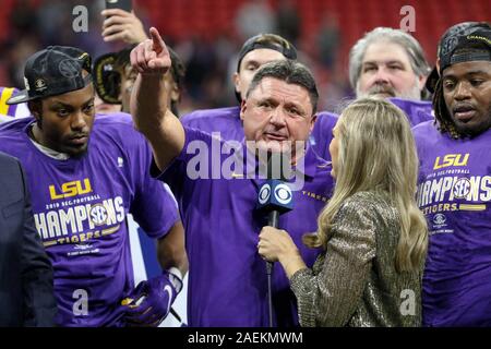 Atlanta, GA, USA. 07 Dez, 2019. LSU Head Coach ED Orgeron feiert auf der Bühne nach dem Gewinn der sek Meisterschaft über die Georgia Bulldogs bei der Mercedes Benz Stadion in Atlanta, GA. Jonathan Mailhes/CSM/Alamy leben Nachrichten Stockfoto