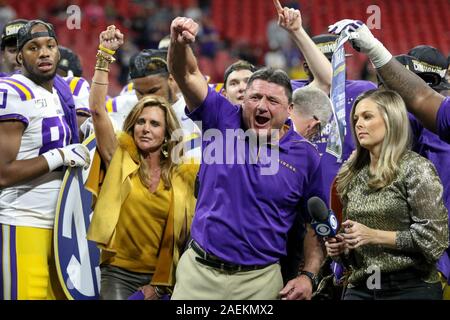 Atlanta, GA, USA. 07 Dez, 2019. LSU Head Coach ED Orgeron feiert auf der Bühne nach dem Gewinn der sek Meisterschaft über die Georgia Bulldogs bei der Mercedes Benz Stadion in Atlanta, GA. Jonathan Mailhes/CSM/Alamy leben Nachrichten Stockfoto