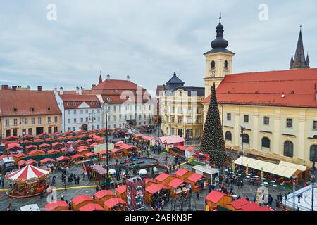 Sibiu, Rumänien - 7. Dezember 2019: Luftaufnahme von Sibiu Weihnachtsmarkt in der Grand Square (Piata Mare) während des Tages, ohne Schnee. Stockfoto