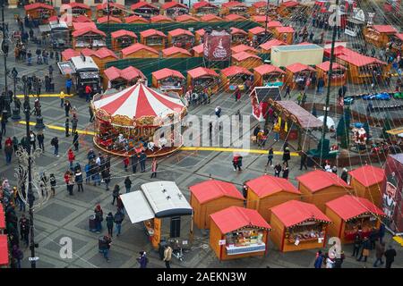 Sibiu, Rumänien - 7. Dezember 2019: Weihnachtsmarkt (Targul de Craciun) in Sibiu soll bis 3. Januar 2020. Muster von Ständen mit Dekoration Stockfoto
