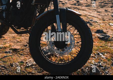 Im alten Stil speichen Motorrad Rad mit Scheibenbremsen Stockfoto