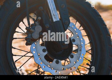 Im alten Stil speichen Motorrad Rad mit Scheibenbremsen Stockfoto