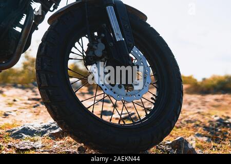 Im alten Stil speichen Motorrad Rad mit Scheibenbremsen Stockfoto