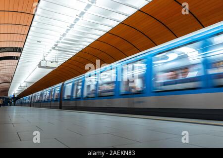 München u-bahn U-Bahn station mit futuristischem Design und orange leuchtende Farben Stockfoto