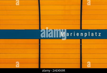 München u-bahn U-Bahn station mit futuristischem Design und orange leuchtende Farben Stockfoto