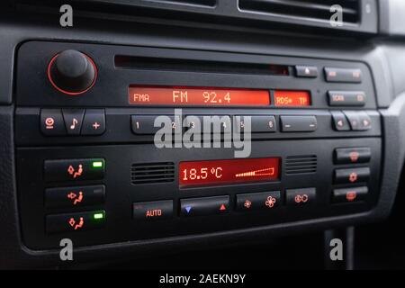 Modernes Auto Radio mit UKW, CD, RDS und roter Beleuchtung Stockfoto